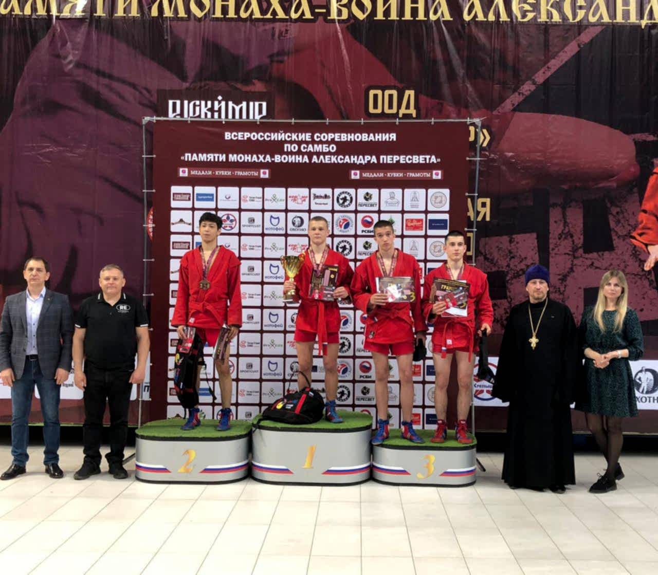 Всероссийские соревнования по самбо прошли в Нововоронеже и Брянске.
